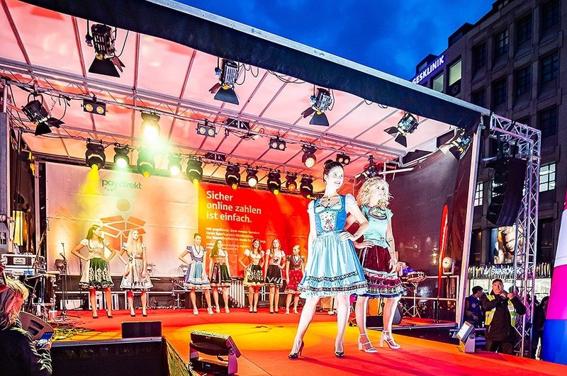 Veranstaltungstechnik Nürnberg: beleuchtete Bühne mit Licht- und Tontechnik bei einer Abendveranstaltung