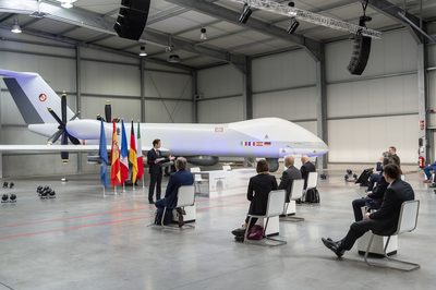 Messe- und Ausstellungstechnik: Präsentation eines Flugzeugmodells mit Podium, Flaggen und Beschallung in einer Halle