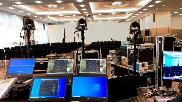 Kongresstechnik Nürnberg: Saal mit Projektion, Bühne und Konferenztechnik