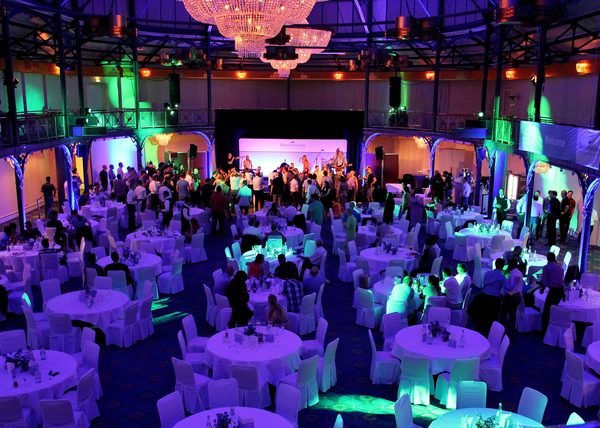 Referenz Bühnentechnik: Gala in der Reithalle mit Traversen und Lichtdesign